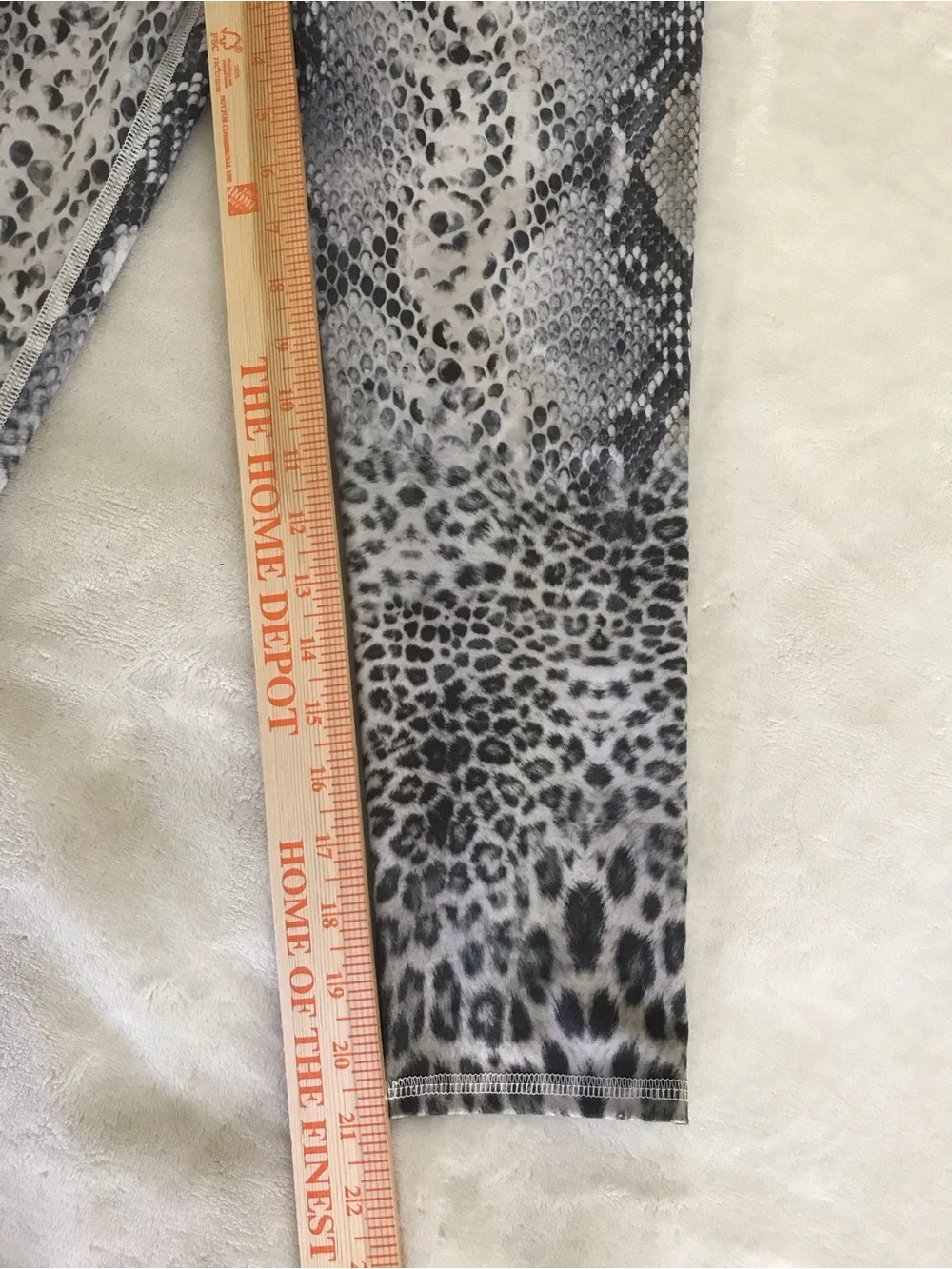 NEW EVOLUTION AND CREATION SNAKESKIN CAPRI LEGGINGS GRAY/WHITE/CREAM/TAUPE SZ M